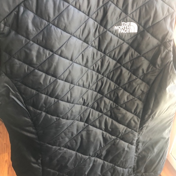 North face puffer vest never worn size M - Picture 3 of 3
